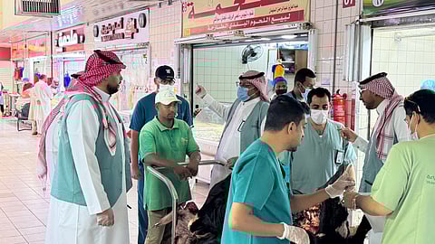 "بيئة الرياض" تضبط 93 مخالفة وتتلف 3 أطنان لحوم فاسدة في سوق البطحاء.. ومصادرة 42 أداة تقطيع