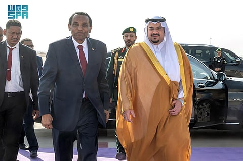 رئيس مجلس وزراء جمهورية السودان يغادر الرياض وفي مقدمة مودعيه نائب أمير المنطقة