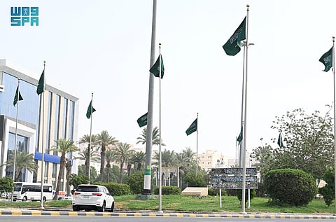 شاهد .. شوارع وميادين العاصمة المقدسة تتزين بالأعلام ضمن استعدادات الاحتفاء باليوم الوطني