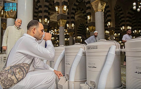 (183) طنًا من مياه زمزم لسقيا المصلين بالمسجد النبوي اليوم الجمعة