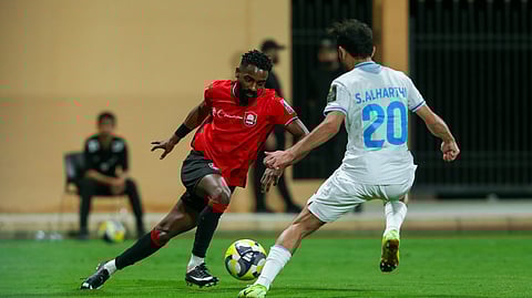 جانب من لقاء الأخدود والرائد 