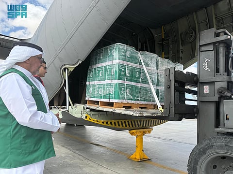 الطائرة الإغاثية السعودية الـ64 لإغاثة الشعب الفلسطيني في غزة تصل العريش