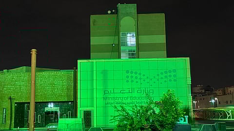 شاهد.. مباني "تعليم الطائف" تتوشح اللون الأخضر احتفاء باليوم الوطني الـ95
