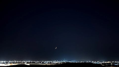 سماء عرعر تتوهّج فلكيًا.. اقتران القمر بالمريخ ورصد مذنب مكتشف حديثًا