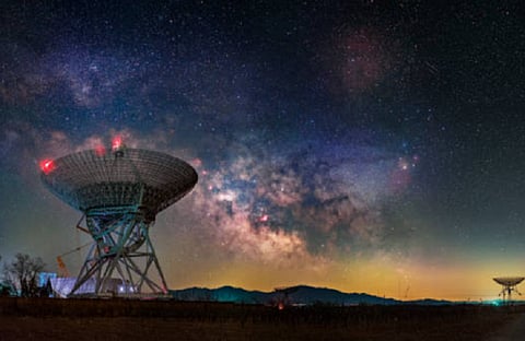 "ديلي ميل": إشارة فضائية غامضة قد تكون صدى من كون موازٍ عبر ثقب دودي