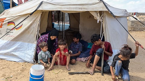 بين القبور وتحت الخيام.. نازحون في غزة يواجهون العطش والثعابين بعد نزوح جماعي هائل جنوب القطاع