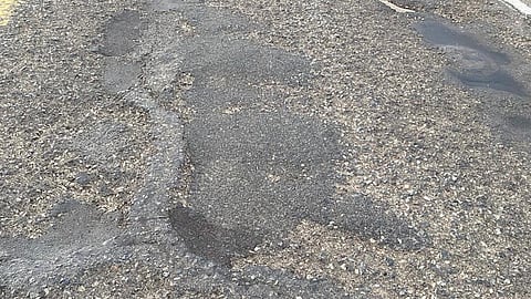 تشققات وحفر طريق السليمي الزراعي تُربك الحركة وتضاعف مخاطر الحوادث