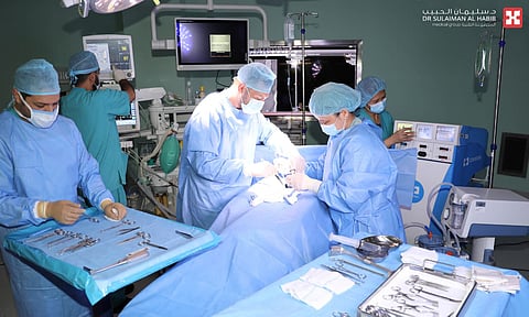 مستشفى الدكتور سليمان الحبيب بالخرج ينقذ حياة "خمسيني" أصيب بتهتك بالرئة ونزيف بالدماغ في حادث مروري مروع