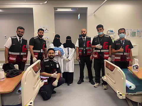 مسافرة أردنية تضع مولودتها فور وصولها مطار جدة والفرق الطبية تباشر الحالة