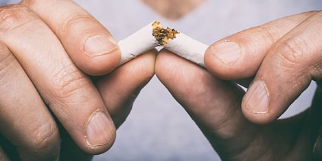 دراسة صادمة: تدخين الآباء في سن المراهقة يهدد أطفالهم بالشيخوخة السريعة وأمراضها