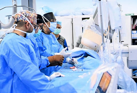 عملية جراحية نادرة ومعقدة تنهي معاناة سبعيني في مركز أمراض وجراحة القلب بالمدينة المنورة