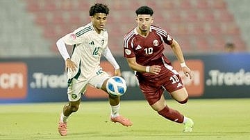 جانب من لقاء المنتخب السعودي للناشئين لكرة القدم ونظيره القطري