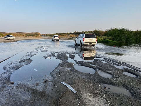 هكذا حال طريق يتوسط "وادي تربة".. والمسافرون يطالبون بإنشاء عبارة تصريف للسيول