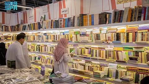 في معرض الرياض للكتاب.. ركن خاص يعرض منتقيات من الصحف الورقية القديمة