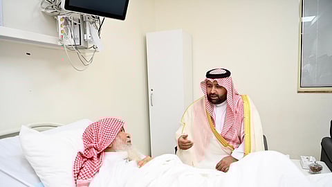 أمير جازان ونائبه يطمئنان على صحة الشيخ العامري