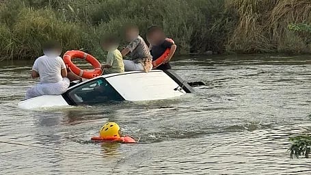 "الدفاع المدني" بالقنفذة ينقذ 5 أشخاص احتجزوا في مركبة جرفها السيل ويطبق الأنظمة على قائدها