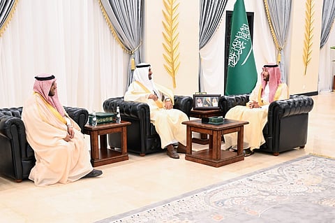 محافظ الطائف يدشّن حملتي التوعية بسرطان الثدي والإنفلونزا ويستعرض جهود الصحة