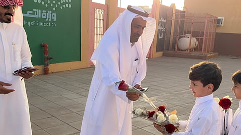 استقبال بالورود وبطاقات الشكر ولوحات ترحيبية تزين أروقة المدارس