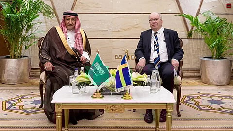 وليد الخريجي خلال لقائه وزير الدولة للشؤون الخارجية بالسويد داغ هارتيليوس