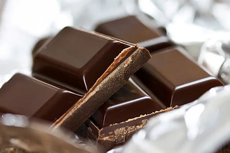  الشوكولاتة الداكنة.. من حلوى لذيذة إلى علاج طبيعي للأمعاء والدماغ