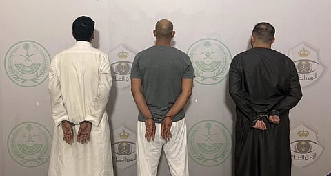 شرطة مكة تضبط 3 أشخاص انتحلوا صفة غير صحيحة وارتكبوا حوادث اعتداء وسرقة