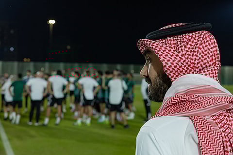 وزير الرياضة "الفيصل" يحضر تدريب الأخضر.. قبل موقعة العراق