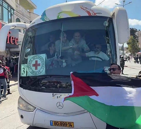 الاحتلال يفرج عن الدفعة الثانية من المعتقلين من "النقب" ضمن اتفاق وقف إطلاق النار