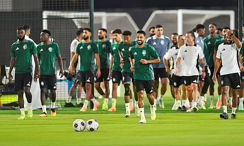 لاعبو المنتخب السعودي الأول لكرة القدمة خلال الحصة التدريبية