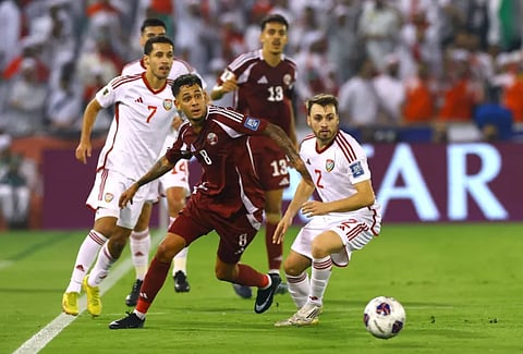 جانب من لقاء منتخب قطر الأول لكرة القدم ونظيره الإماراتي