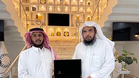بفنجان قهوة يومي.. شاب من الأفلاج يجسّد القيم السعودية في مبادرة إنسانية