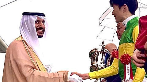 أمين عام هيئة الفروسية يسلّم الكأس الملكي السعودي في اليابان للفائز بالمركز الأول