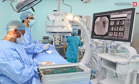 مستشفى الدكتور سليمان الحبيب بالصحافة يُنقذ شاب انفجر ورم ضخم في كليته بعملية متقدمة