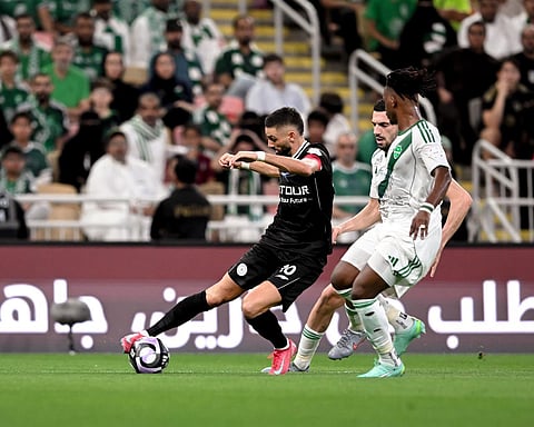 دوري روشن السعودي.. الشباب بعشرة لاعبين يفرض التعادل على الأهلي