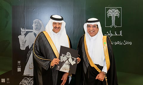 الأمير سلطان بن سلمان يكرم الرئيس التنفيذي للبنك العربي الوطني عبيد الرشيد خلال حفل تدشين كتاب سلمان