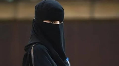 الدولة الأوروبية رقم 13 تحظر ارتداء النقاب والبرقع في الأماكن العامة.. تعرف عليها