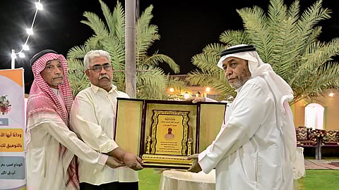 مواطن في الأفلاج يكرّم عامله بعد 48 عامًا من العمل والعِشرة الطيبة: كان أخًا وصديقًا