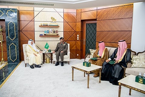 أمير الشرقية يكرم مواطنين لإخمادهما حريقًا في محل تجاري بمحافظة الجبيل