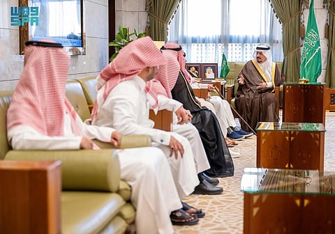 أمير الرياض يستقبل الهزري المتنازل عن قاتل ابنه