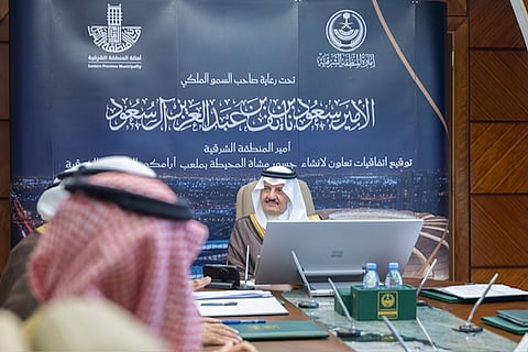 أمير الشرقية يشهد توقيع اتفاقيتين لجسور مشاه بملعب أرامكو
