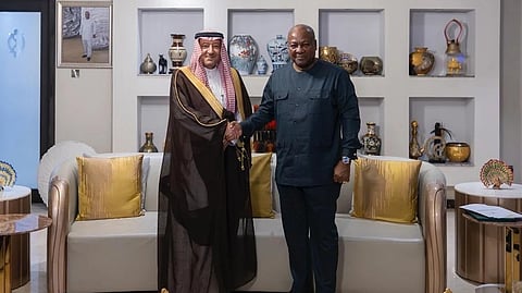 رئيس غانا جون دراماني مهاما مستقبلًا نائب وزير الخارجية وليد الخريجي