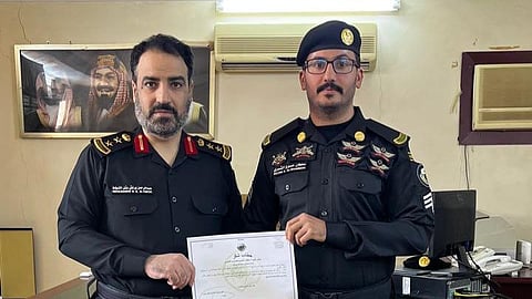 "الشمري" ينقذ طفلًا من الاختناق.. و"التمياط" يكرّمه تقديرًا لموقفه الإنساني