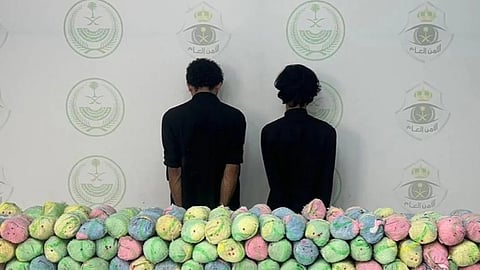 دوريات الأمن في جازان تطيح بمواطن ومخالف بحوزتهما 26 كجم من القات المخدر