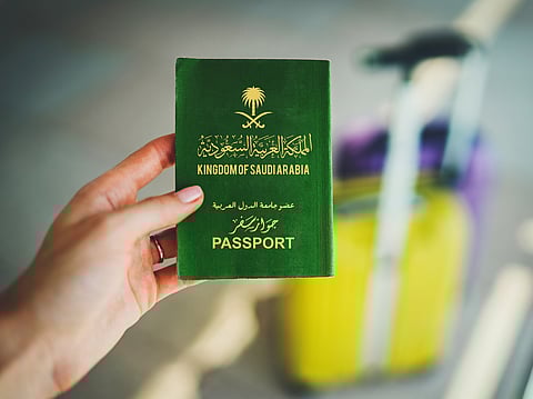 تصرفات فردية تسيء للوطن.. سعوديون في الخارج بين الجهل وسوء التمثيل
