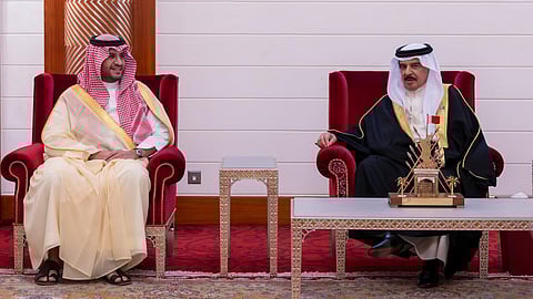 الملك حمد بن عيسى آل خليفة مستقبلًا  الأمير تركي بن محمد بن فهد بن عبدالعزيز 