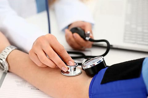 "المعطف الأبيض" قد يخدع المرضى.. 40% معرضون لضغط مزمن خلال 4 سنوات