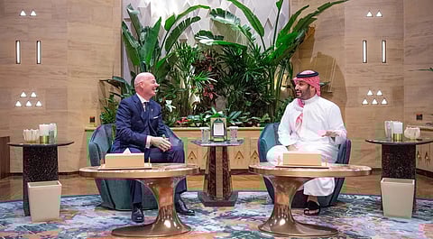 الأمير محمد بن سلمان خلال لقائه رئيس الاتحاد الدولي لكرة القدم جياني إنفانتينو