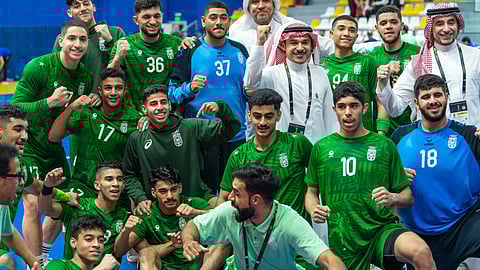  حسن هلال مع أبطال المنتخب السعودي لكرة اليد للشباب عقب التأهل التاريخي