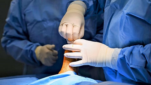 فريق بمدينة الملك سلمان الطبية ينقذ قدم مريض من البتر بعد علاج التهاب حاد بعظمة الكعب