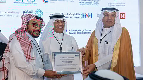 د. شباب الغامدي و د. مازن فقيه خلال تكريم مستشفى د. سليمان فقيه - جدة