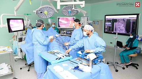 مستشفى الدكتور سليمان الحبيب بالخبر يجري عملية "ويبل المتقدمة" بالمنظار لإستئصال ورم برأس البنكرياس 